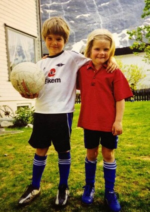 Young Ada Hegerberg with her younger sister (Image: thewfblog)